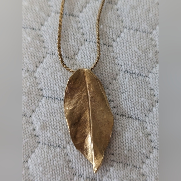 Vintage TRIFARI Gold-plated leaf necklace - Picture 1 of 3